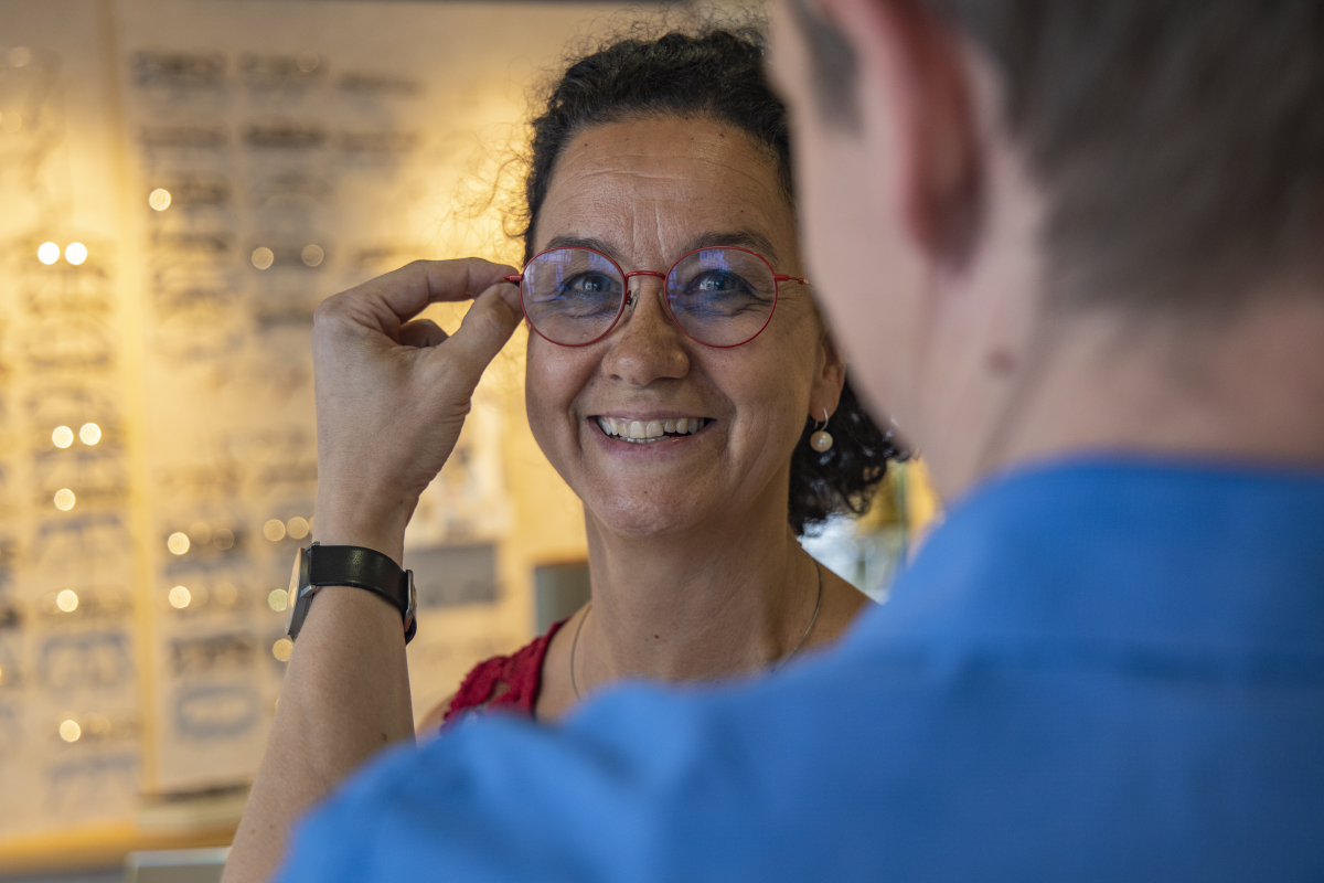 Kundenberatung im Bereich Brillengläser und Fassungen